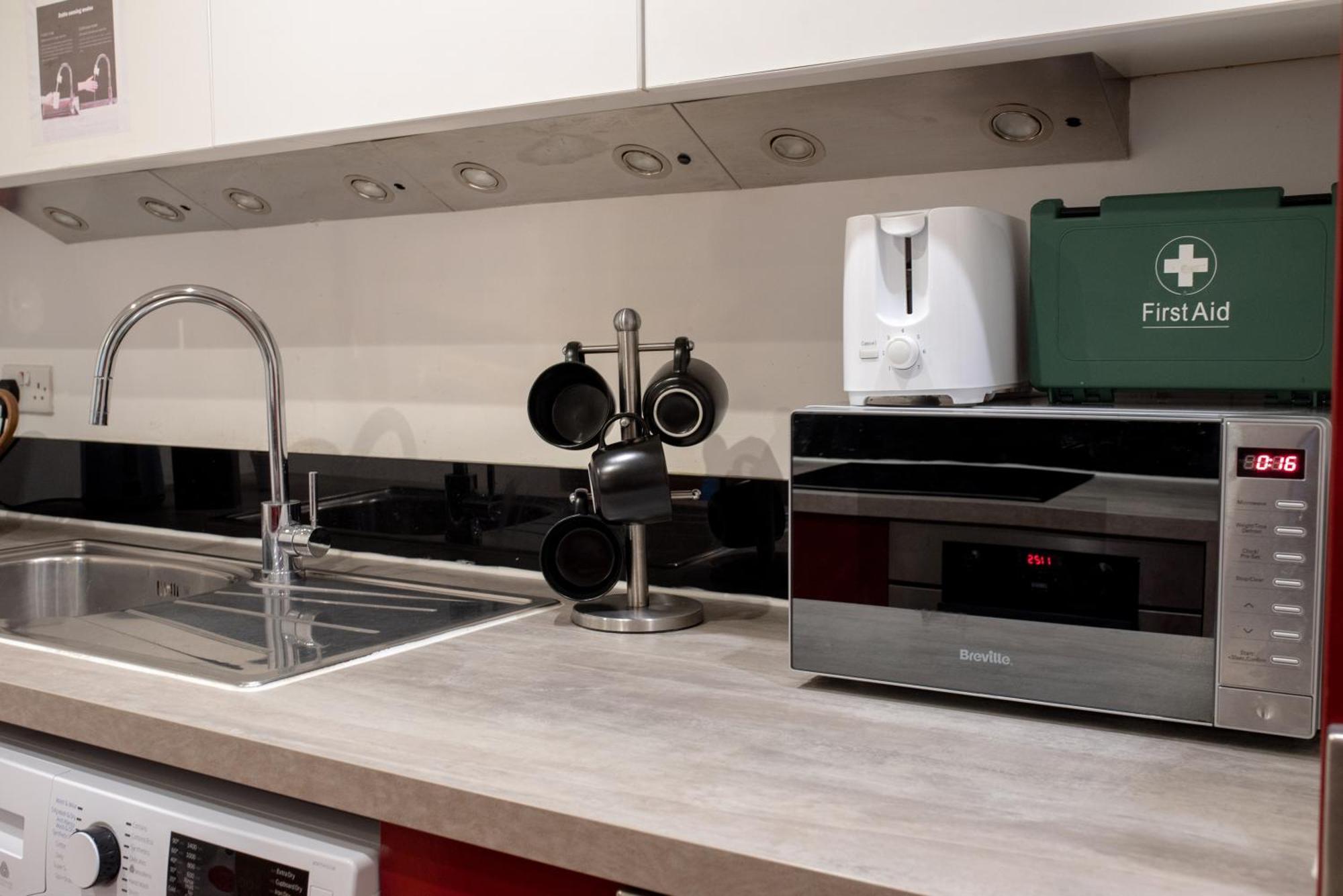 Spacious 1 Bed Apartment With Workspace, Coffee & Free Secure Parking Birmingham Esterno foto